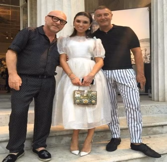 Tiểu thư giàu có ở nước Nga chụp ảnh cùng Domenico Dolce và Stefano Gabbana, nhà sáng lập của thương hiệu thời trang Dolce &amp; Gabbana.