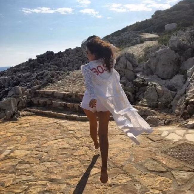 Anastasia Beljak thích tắm nắng ở khu nghỉ dưỡng sang trọng Saint-Jean-Cap-Ferrat (Pháp).