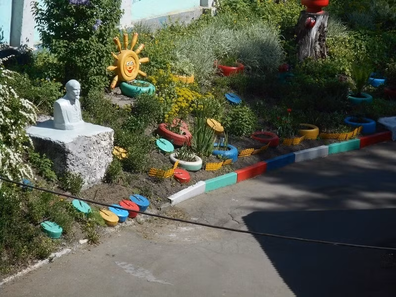 Tượng Lenin được đặt trong một khu sân chơi.