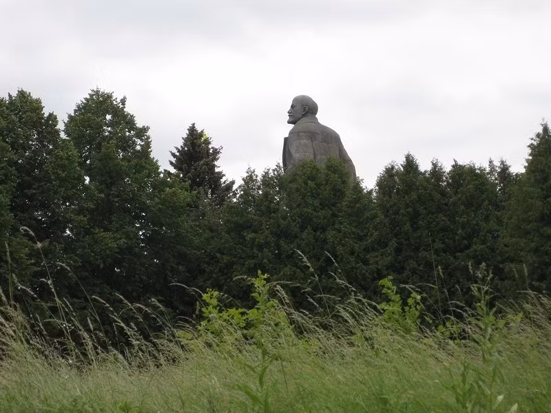 Tượng Lenin lớn thứ hai trên thế giới được đặt ở Dubna, Nga. Được biết, Dubna từng là một trung tâm nghiên cứu năng lượng hạt nhân thời Liên bang Xô Viết.