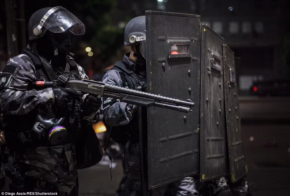 Những người biểu tình ném đá về phía lực lượng an ninh Brazil ở thành phố Rio de Janeiro.