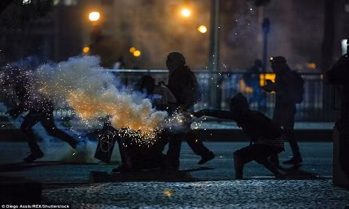 Tham gia cuộc biểu tình còn có nhiều giáo viên và các nhà hoạt động xã hội.