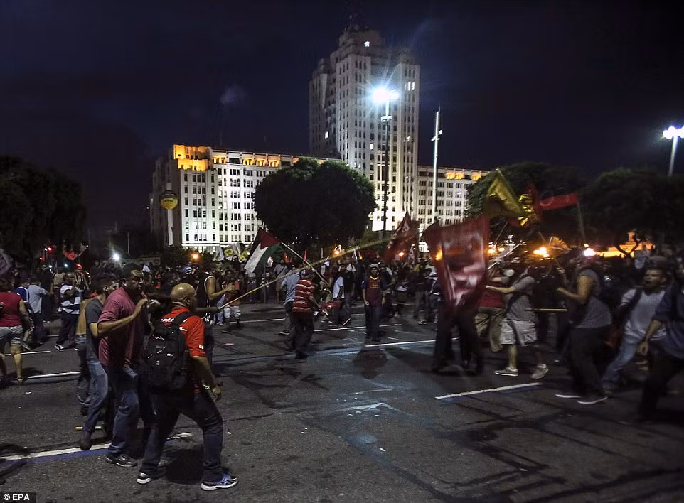  Đụng độ dữ dội ở Brazil đã xảy ra giữa cảnh sát và người biểu tình.