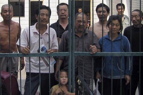 Tại đất nước Triều Tiên, nếu một người nào phạm pháp bị phạt tù (chủ yếu là tù nhân chính trị) thì cha mẹ vợ con của người đó cũng có thể bị liên đới. Đây là “hình phạt ba thế hệ” do Chủ tịch sáng lập Triều Tiên Kim Il-sung đặt ra hồi những năm 1950. (Nguồn ảnh: Wonders List)