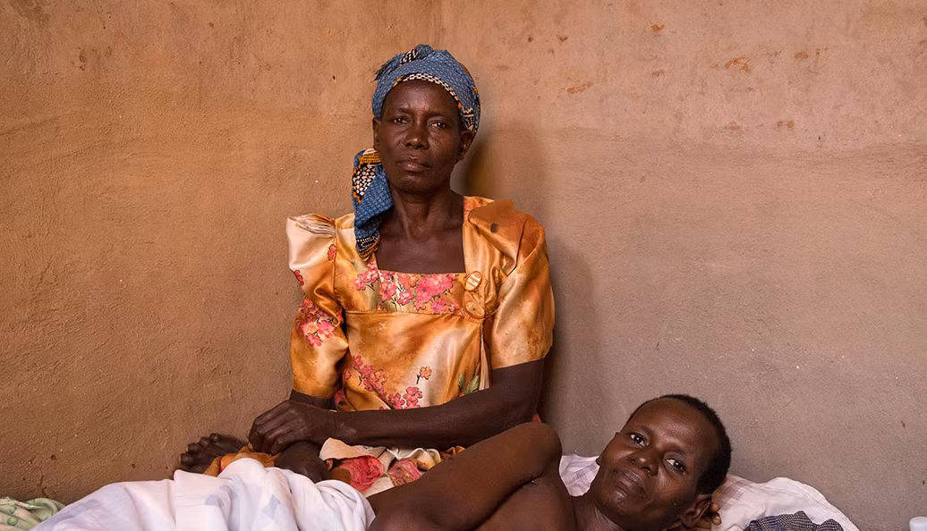 Harriet Namuwoya và mẹ của cô trong ngôi nhà của họ ở vùng Busoga, niềm nam Uganda. Được biết, Harriet được chẩn đoán mắc bệnh ung thư dạ dày năm ngoái. Tuy nhiên, cô đang phải nằm chờ chết sau khi chiếc máy EBRT bị hỏng năm 2016.