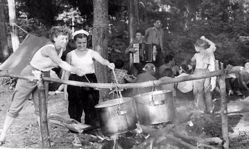 Mọi người nấu ăn ngoài trời trong một buổi đi dã ngoại.