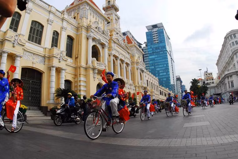 100 đôi uyên ương diễu hành qua trụ sở UBND TP.HCM.