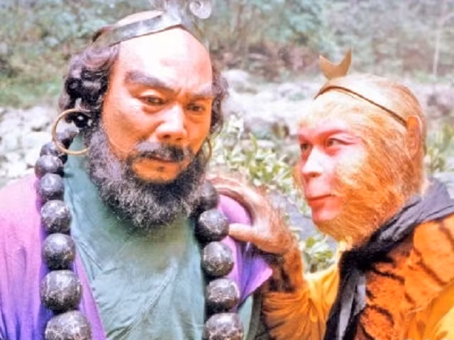 Trước khi xuống hạ giới, Sa Tăng vốn là Quyển Liêm Đại tướng trên Thiên Đình có nhiệm vụ trông coi xe loan ở điện Linh Tiêu. Thực chất, ông là vệ sĩ của Ngọc Hoàng. Do vô ý làm vỡ chiếc chén lưu ly ở hội Bàn Đào nên Sa Tăng bị đày xuống hạ giới.