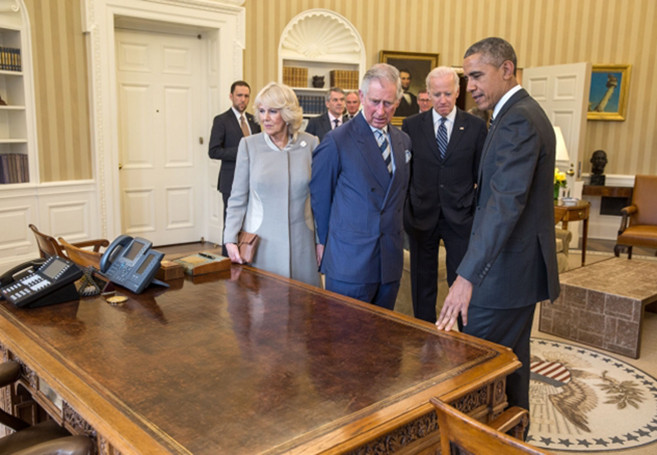 Sau đó, bà cho người đem chiếc bàn vào Phòng Bầu dục theo kế hoạch sửa sang lại Nhà Trắng với sự đồng ý của chồng - Tổng thống John F. Kennedy.