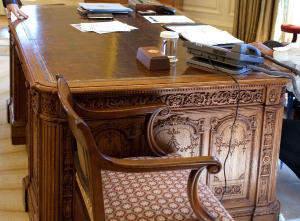 14 năm sau, Tổng thống Jimmy Carter đưa chiếc bàn Kiên định trở lại phòng Bầu dục. Từ đó đến nay, chỉ có Tổng thống George H.W. Bush (Bush cha) không sử dụng chiếc bàn Kiên định.