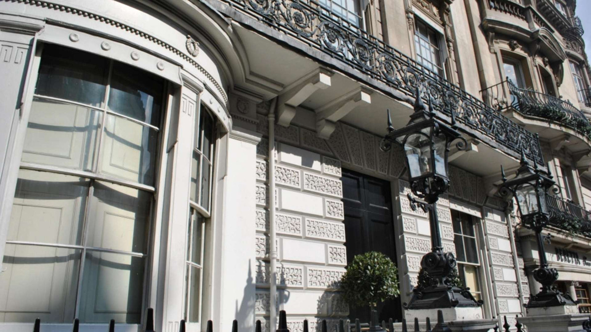 Ban đầu, Câu lạc bộ Trắng chỉ quảng cáo và bán sô-cô-la nóng. Sau một thời gian hoạt động, nơi đây trở thành một câu lạc bộ dành cho những người đàn ông xuất chúng, thành đạt.