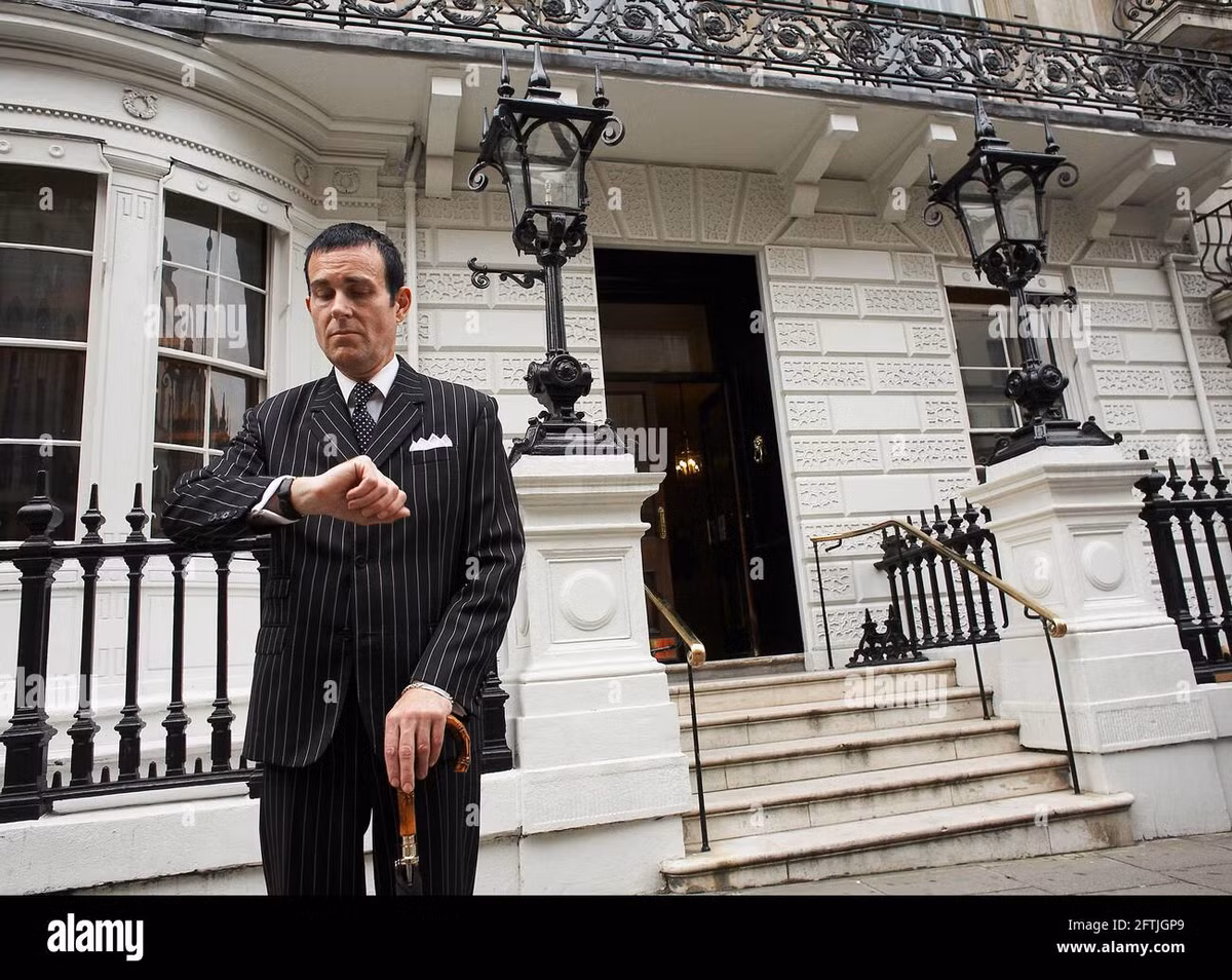 Sự bí ẩn của Câu lạc bộ Trắng bao gồm quy tắc không nhận thành viên nữ và bất kỳ nam giới nào muốn gia nhập câu lạc bộ đều phải do một thành viên hiện tại mời vào và được sự đồng ý của hai thành viên khác. Trường hợp ngoại lệ đó là người xin vào câu lạc bộ xuất thân trong gia đình hoàng gia, một quan chức cấp cao hoặc người nổi tiếng có sức ảnh hưởng lớn trên thế giới.