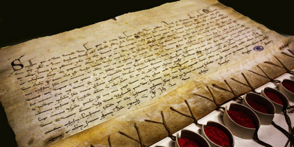 Phòng lưu trữ hồ sơ cơ mật của Vatican là một cấm địa nổi tiếng thế giới khi rất ít người có thể tiếp cận. Theo một số nguồn tin, bên trong căn phòng nàu lưu giữ nhiều sách, tư liệu quý hiếm có niên đại hàng trăm tuổi.