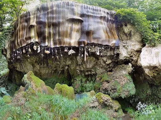 Một địa điểm huyền bí nổi tiếng thế giới là giếng nước có khả năng hóa đá mọi vật ở thị trấn Knaresborough, North Yorkshire, Anh.