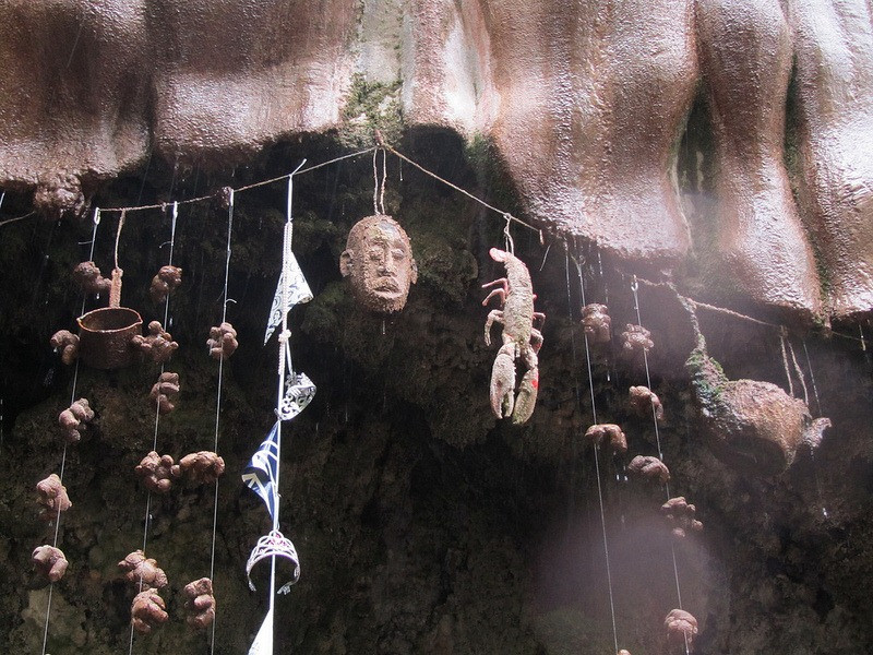 Ngày nay, giếng nước trên trở thành một địa điểm du lịch hút khách. Thậm chí, nhiều người tìm đến các cửa hàng lưu niệm gần đó để mua những con gấu bị hóa đá bằng nước giếng.