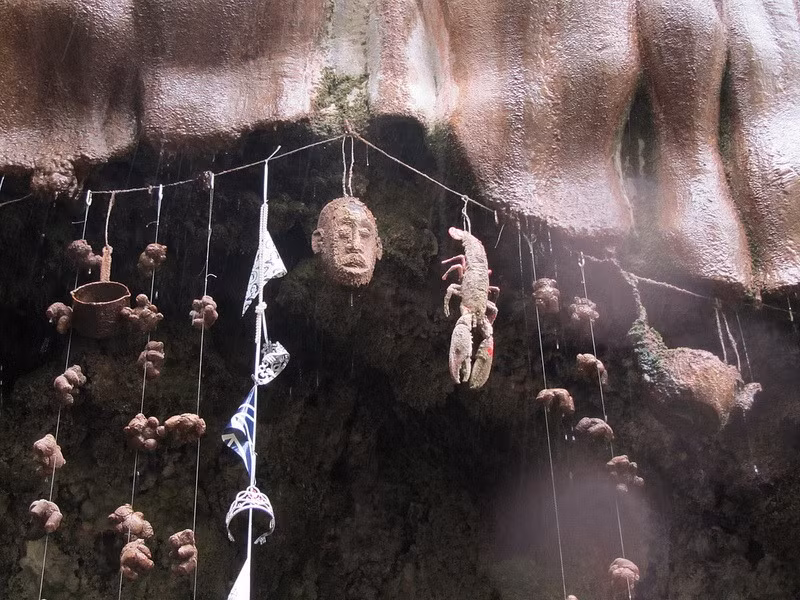 Ngày nay, giếng nước trên trở thành một địa điểm du lịch hút khách. Thậm chí, nhiều người tìm đến các cửa hàng lưu niệm gần đó để mua những con gấu bị hóa đá bằng nước giếng.