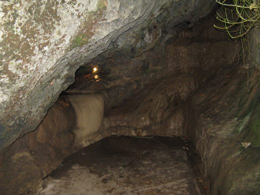 Theo người dân, hiện tượng hóa đá mọi vật tại giếng nước này xảy ra từ nhiều thế kỷ trước. Không ai biết thời điểm chính xác xảy ra sự việc kỳ bí này.