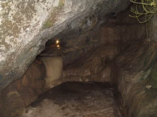 Theo người dân, hiện tượng hóa đá mọi vật tại giếng nước này xảy ra từ nhiều thế kỷ trước. Không ai biết thời điểm chính xác xảy ra sự việc kỳ bí này.