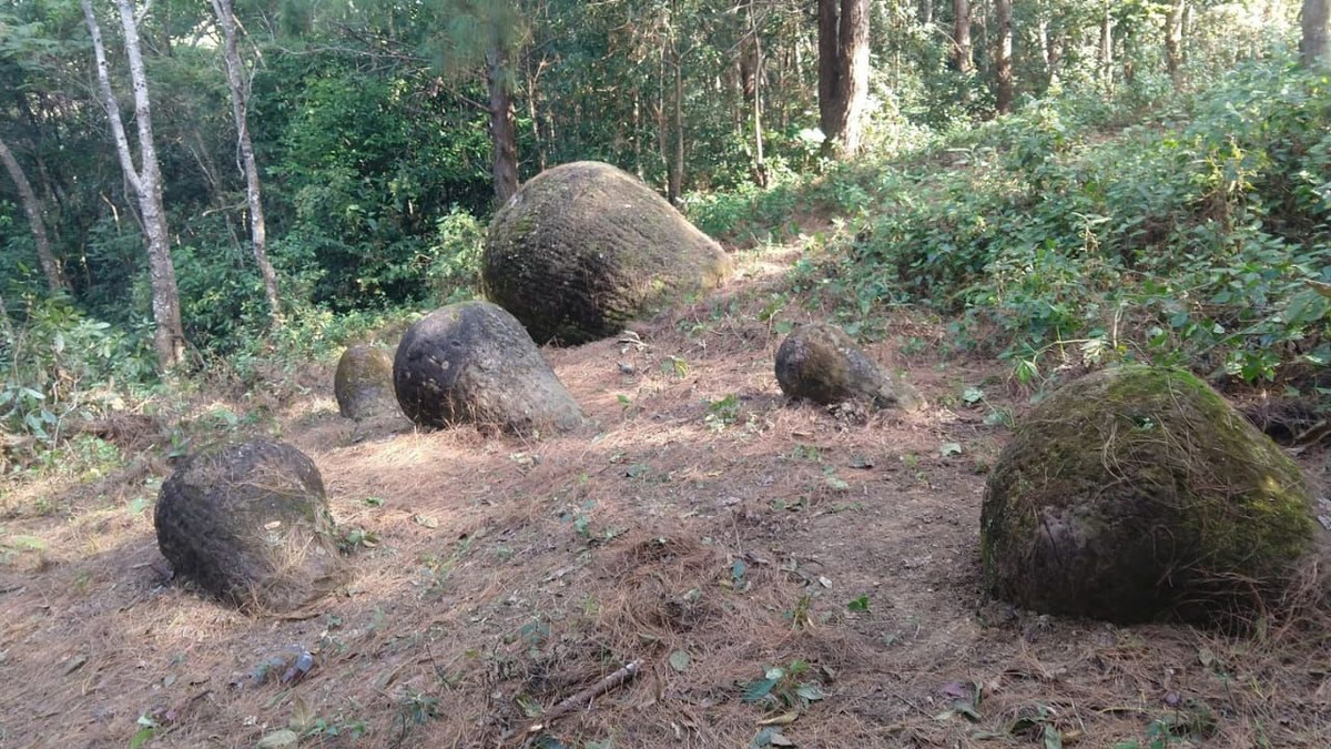 Theo các chuyên gia, những chiếc chum đá có niên đại khoảng 2.400 tuổi. Họ suy đoán chúng có thể từng được dùng trong các phong tục chôn cất của người xưa.