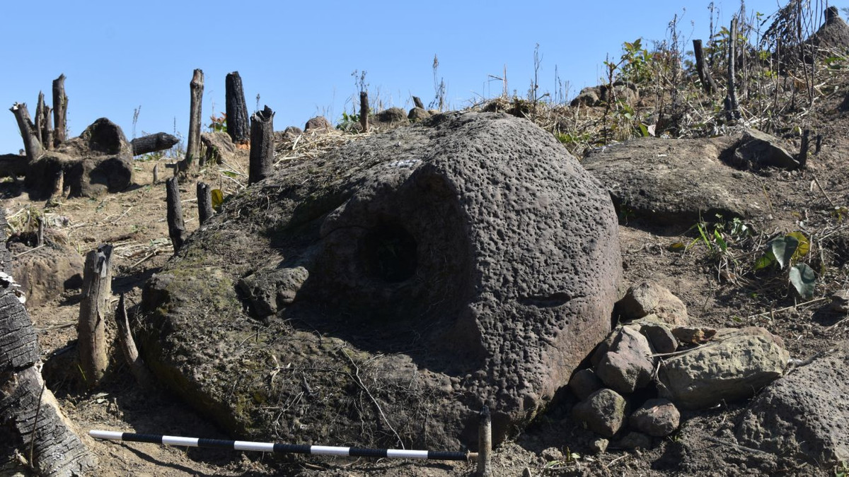 Nhà khảo cổ học Tilok Thakuria thuộc Đại học North Eastern Hill ở bang Meghalaya, Ấn Độ cho biết những người tạo ra số chum đá khổng lồ trên có thể đã di chuyển qua lại giữa vùng đất ngày nay là Lào và Ấn Độ.