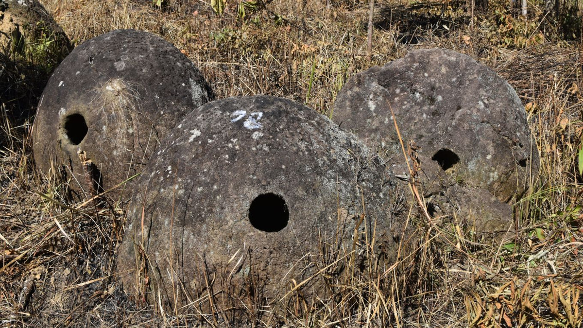 Tuy nhiên, đến nay, các chuyên gia chưa tìm được bằng chứng cho thấy ai là người tạo ra số chum đá hoặc nơi sinh sống của họ.