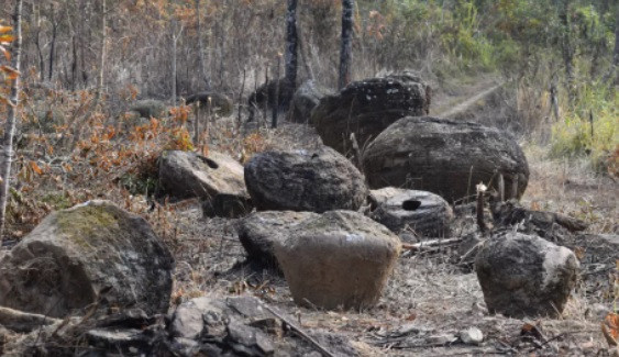 Các nhà khảo cổ cho hay một số địa điểm tìm thấy chum đá khổng lồ ở Ấn Độ bị cây cối che phủ gần hết. Thậm chí, một số chum đá gần như bị chôn vùi hoàn toàn dưới lòng đất.