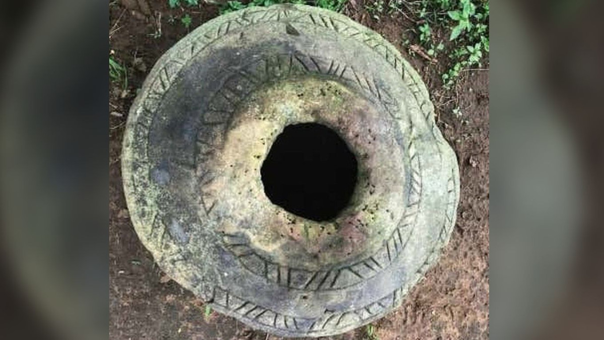 Trong cuộc khai quật ở Đông Bắc Ấn Độ, các chuyên gia đã tìm thấy hàng trăm chum đá khổng lồ. Mỗi chiếc chum có kích thước và hình dạng khác nhau.