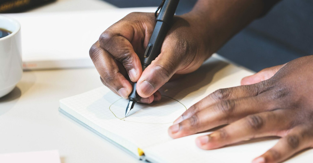 Nghiên cứu của các chuyên gia thuộc Đại học Toledo, Mỹ công bố năm 2001 chỉ ra những người thuận tay trái có khả năng ghi nhớ tốt hơn, đặc biệt là những gì liên quan đến sự kiện.