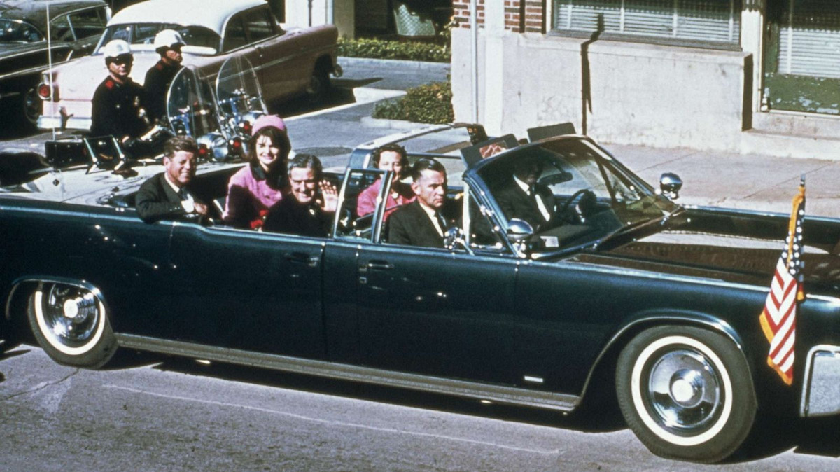Vào ngày 22/11/1963, Tổng thống Kennedy cùng Đệ nhất Phu nhân Jacqueline tới Texas để vận động cho chiến dịch tranh cử nhiệm kỳ tổng thống tiếp theo.