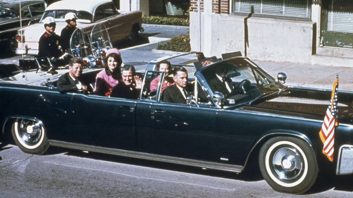 Vào ngày 22/11/1963, Tổng thống Kennedy cùng Đệ nhất Phu nhân Jacqueline tới Texas để vận động cho chiến dịch tranh cử nhiệm kỳ tổng thống tiếp theo.