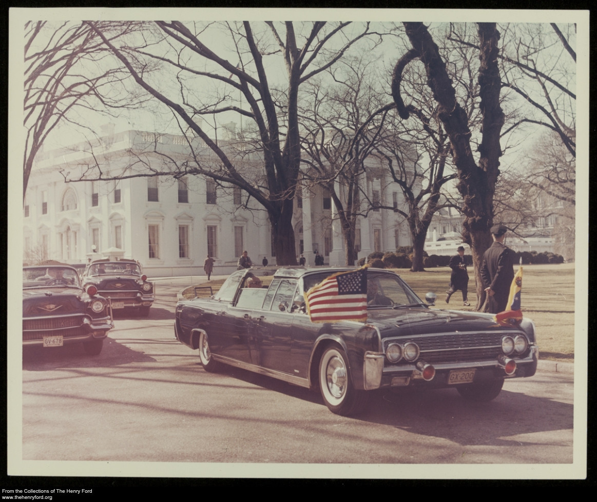 Chiếc limounsine mui trần trở thành vật chứng trong vụ ám sát Tổng thống Kennedy - ông chủ Nhà Trắng trẻ nhất lịch sử nước Mỹ.