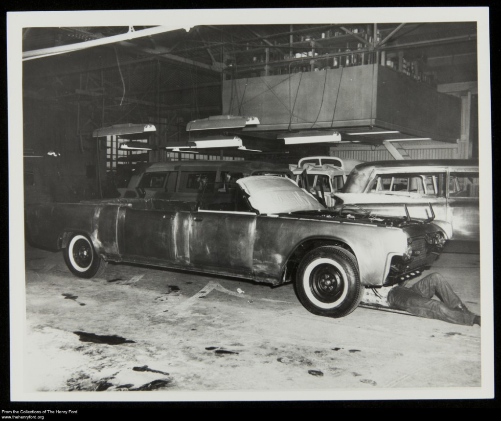 Quá trình tân trang chiếc X-100 kéo dài 5 tháng và hoàn thành vào tháng 1/1964. Hai sự thay đổi lớn nhất của chiếc xe chở Tổng thống này là lắp thêm kính chống đạn và mái cố định cho xe.