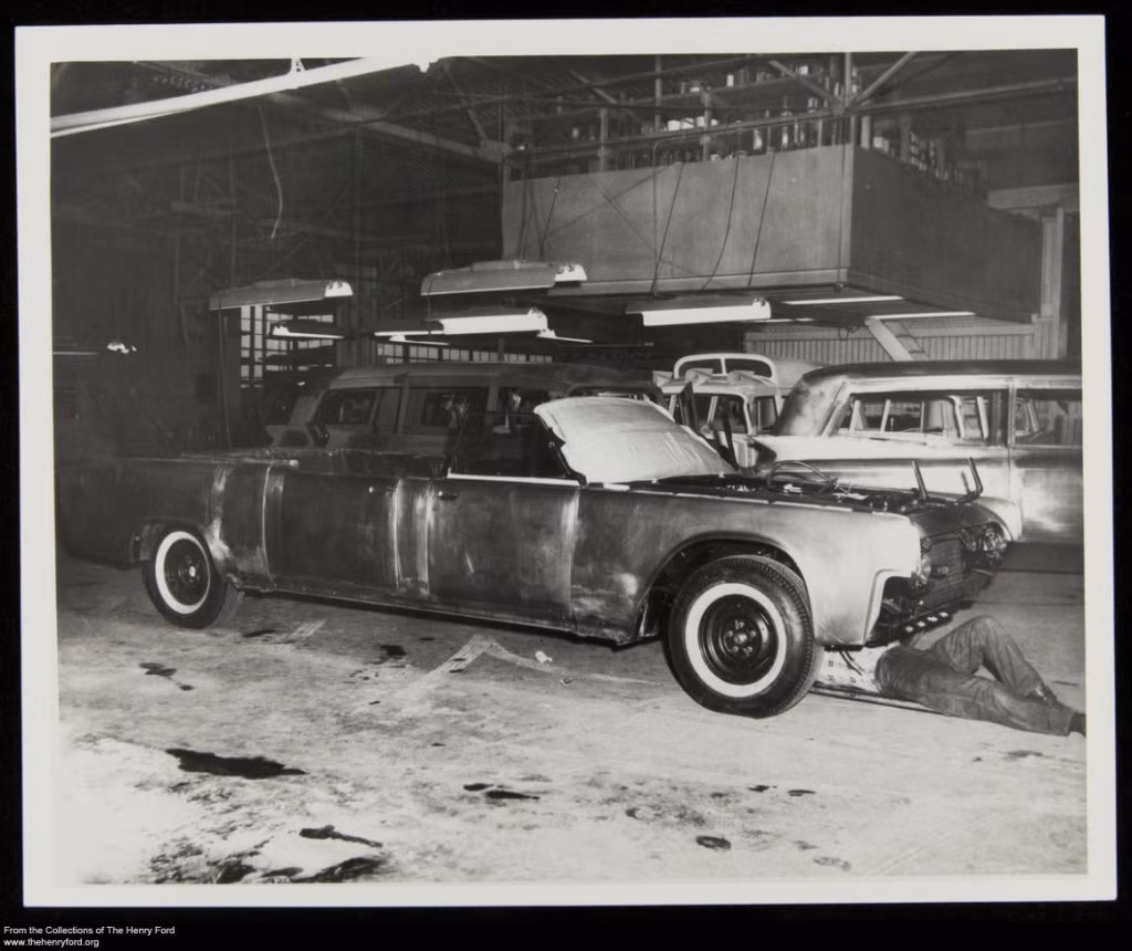 Quá trình tân trang chiếc X-100 kéo dài 5 tháng và hoàn thành vào tháng 1/1964. Hai sự thay đổi lớn nhất của chiếc xe chở Tổng thống này là lắp thêm kính chống đạn và mái cố định cho xe.