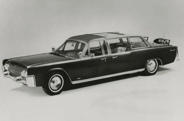 Theo các tài liệu, chiếc limounsine trên được Tổng thống Kennedy sử dụng từ tháng 6/1961. Nó được đặt biệt danh là X-100.