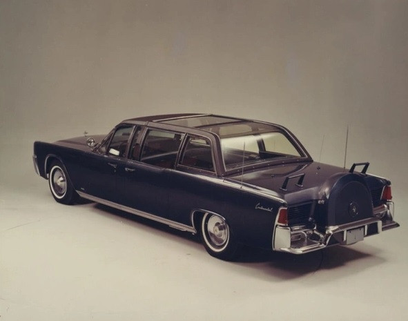 Sau khi xảy ra vụ ám sát kinh hoàng ngày 22/11, chiếc X-100 được đưa tới gara của Nhà Trắng để làm bằng chứng phân tích. Đến tháng 12/1963, Nhà Trắng phê chuẩn kế hoạch tiếp tục sử dụng limousine sau khi gửi nó tới công ty Hess &amp; Eisenhardt để sửa chữa.