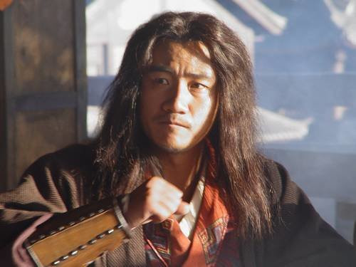 Tuy nhiên, cuối cùng, đại anh hùng Kiều Phong lại mất mạng trong tay một người có võ công "tép riu". Người đó chính là Gia Luật Hồng Cơ - hoàng đế của nước Liêu.