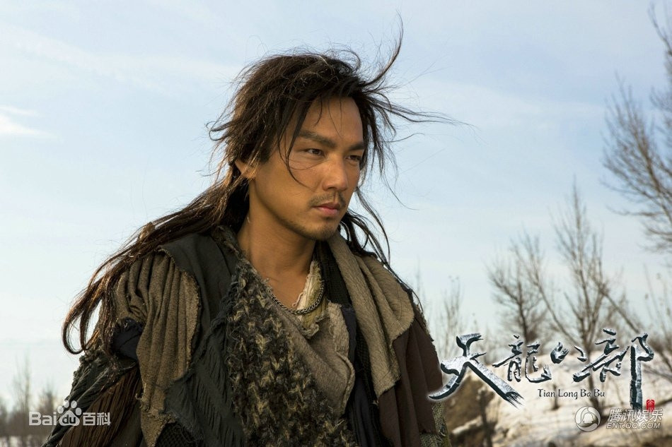 Tiếp đến, Kiều Phong làm việc cho Gia Luật Hồng Cơ và lập được nhiều công lap bao gồm đàn áp một cuộc nổi loạn. Vì vậy, ông được vua Liêu phong làm Nam viện Đại vương.