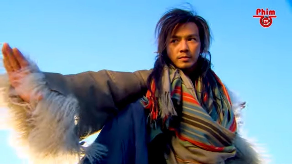 Gia Luật Hồng Cơ là ông hoàng đầy tham vọng của nhà Liêu. Ông từng dẫn quân tấn công tộc Nữ Chân nhưng bị Kiều Phong đánh bại và bắt giữ. Vì cùng là người Liêu nên Kiều Phong tha mạng cho Gia Luật Hồng Cơ. Về sau, hai người kết nghĩa anh em.