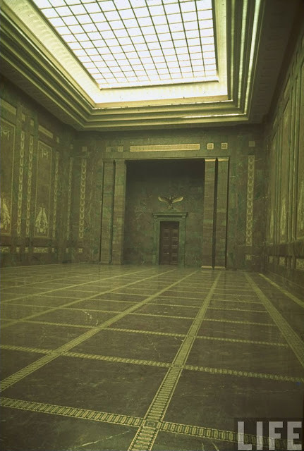 Là nơi làm việc của Hitler nên văn phòng làm việc của y được thiết kế uy nghiêm nhằm thể hiện quyền uy của người đứng đầu nước Đức.