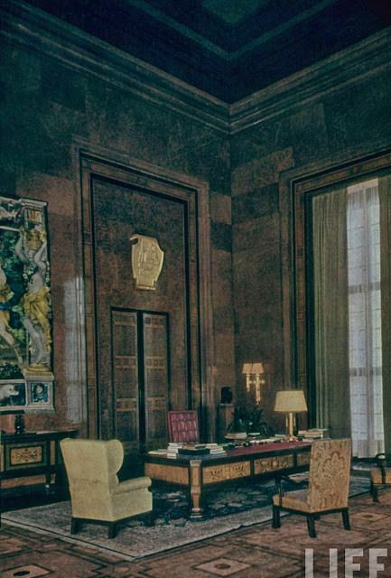 Khu vực bàn làm việc của Hitler.