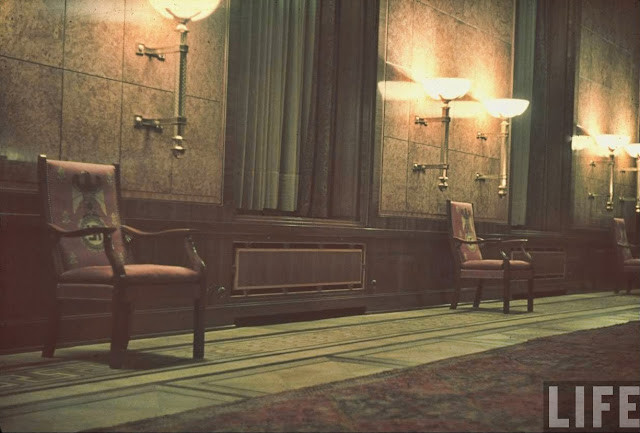 Các biểu tượng của Đức quốc xã cũng được bố trí ở nhiều nơi, bao gồm chữ thập ngoặc chết chóc.