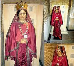 Democedes nhận lời chữa bệnh cho Nữ hoàng Atossa và đổi lại ông sẽ được triều đình hỗ trợ trở về Hy Lạp.