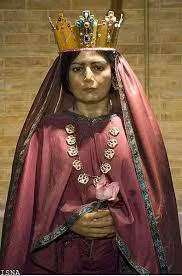 Nữ hoàng Atossa có vết sưng ngày càng lớn ở ngực và cùng với đó là những cơn đau dữ dội, được cho là có thể mắc bệnh ung thư nhưng không dám chắc là loại ung thư nào.