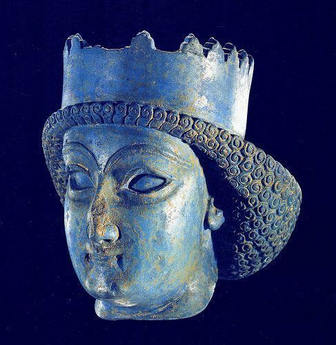 Trong số này có một người là nhà vua tương lai của Achaemenid là Xerxes I.