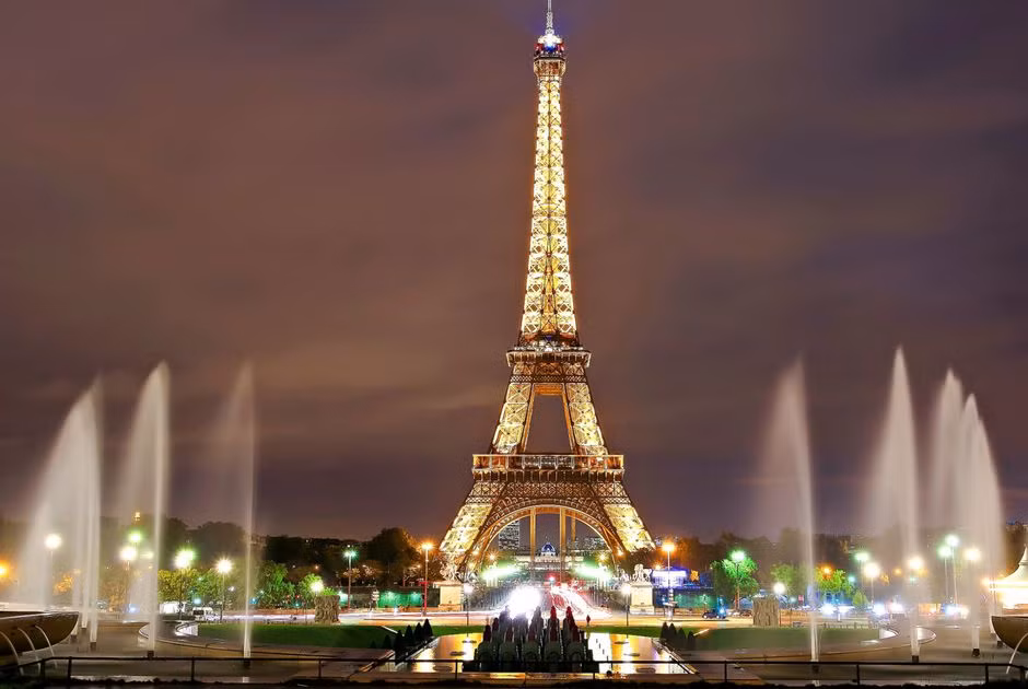 Sau khi đi vào hoạt động kể từ tháng 3/1889, tháp Eiffel dần trở thành biểu tượng của Paris cũng như nước Pháp.