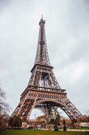 Tháp Eiffel có thể co lại khoảng 15 cm trong điều kiện nhiệt độ thấp. Công trình bằng thép này nặng khoảng 10.100 tấn.