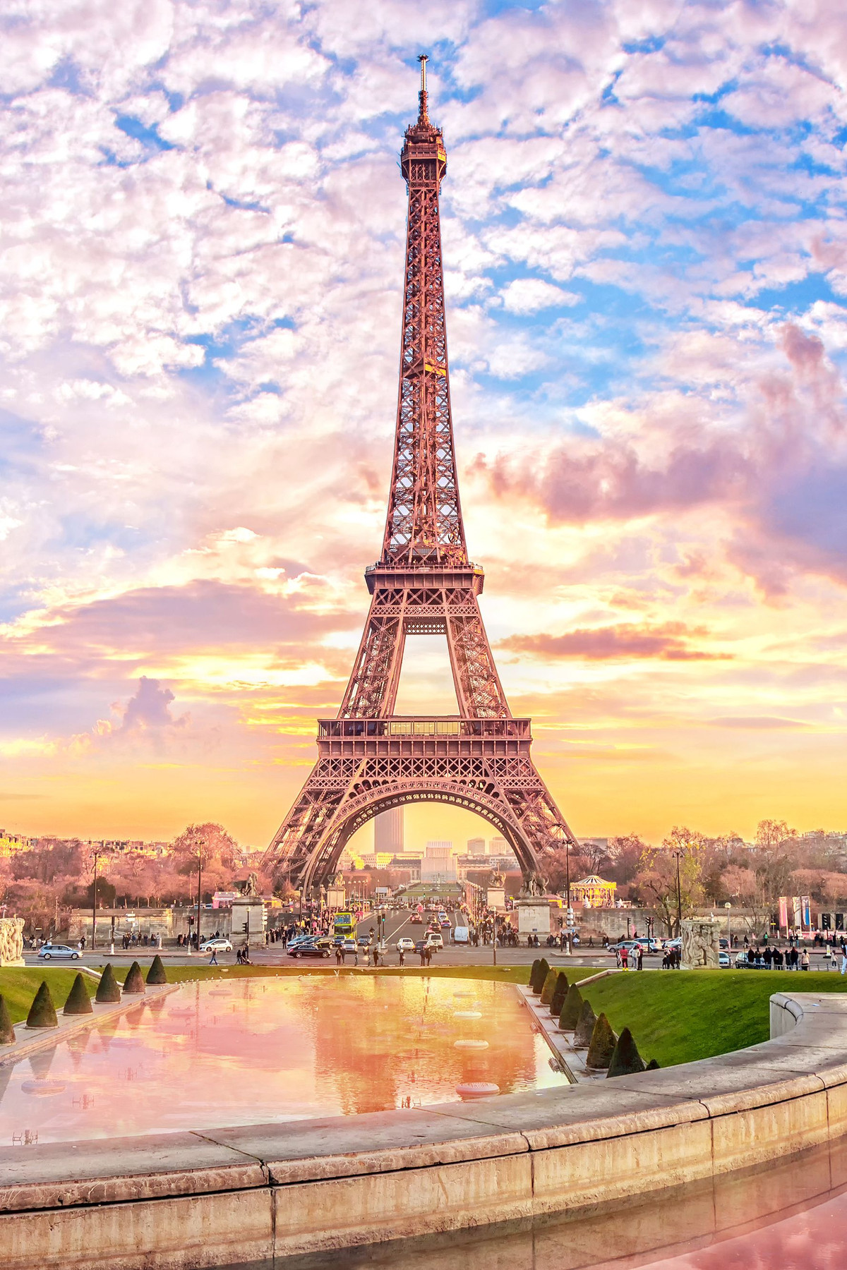Với chiều cao này, tháp Eiffel giữ kỷ lục là kiến trúc nhân tạo cao nhất nước Pháp trong suốt 41 năm.