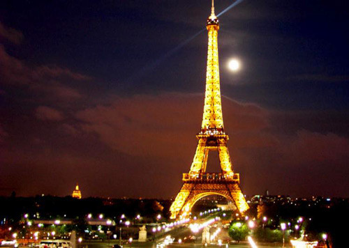 Hàng năm, khoảng 7 triệu du khách tới tham quan và chụp ảnh tại tháp Eiffel. Theo đó, đây là một trong những điểm du lịch có thu phí hút khách nhất thế giới.