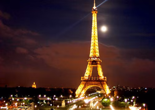 Hàng năm, khoảng 7 triệu du khách tới tham quan và chụp ảnh tại tháp Eiffel. Theo đó, đây là một trong những điểm du lịch có thu phí hút khách nhất thế giới.