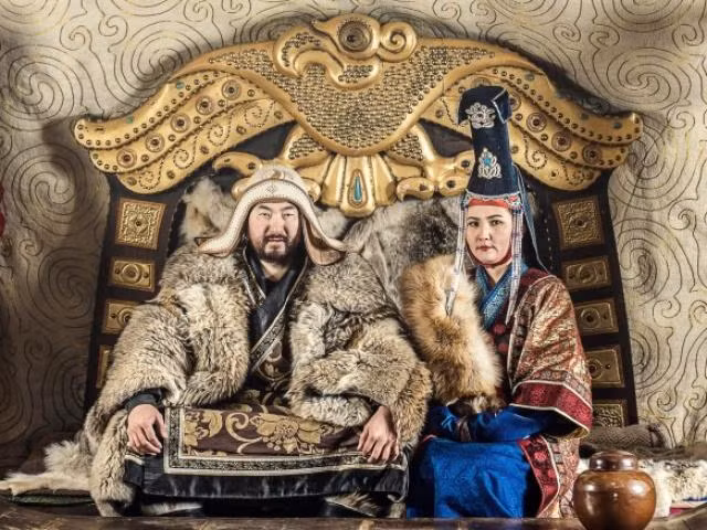 Lớn lên trên thảo nguyên Mông Cổ, Mãn Đô Hải không chỉ xinh đẹp, thông minh mà còn giỏi cưỡi ngựa, bắn cung và có võ nghệ cao. Khi đến tuổi kết hôn, Mãn Đô Hải cưới Đại Hãn Mãn Đô Lỗ theo phong tục truyền thống. Theo đó, bà trở thành Khả đôn - tước hiệu tương đương với hoàng hậu. Vợ chồng bà có với nhau 2 con gái.